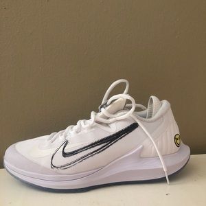 Women’s Nikecourt zoom air tennis shoes size 10